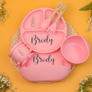 Ensemble de sevrage personnalisé en silicone, bavoir en silicone gravé, ensemble de sevrage dessin animé pour tout-petits, ensemble de repas avec nom Hot Pink