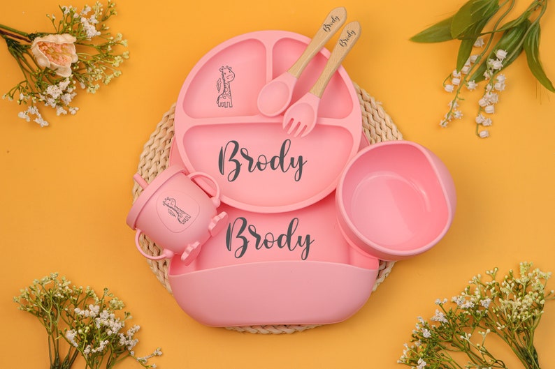 Ensemble de sevrage personnalisé en silicone, bavoir en silicone gravé, ensemble de sevrage dessin animé pour tout-petits, ensemble de repas avec nom Hot Pink