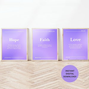 Puede incluir: Tres impresiones enmarcadas con las palabras «Esperanza», «Fe» y «Amor» en texto blanco sobre un fondo degradado púrpura. Cada impresión tiene una referencia bíblica y está en un marco de madera clara. La esquina inferior derecha tiene un círculo púrpura con el texto «¡DESCARGA DIGITAL INSTANTÁNEA!»