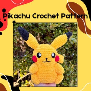 Pode incluir: Um Pikachu amarelo de crochê, com orelhas com pontas pretas, bochechas vermelhas e olhos pretos. O texto "Pikachu Crochet Pattern" está na imagem. O brinquedo está sobre um fundo de folhagem verde e um design amarelo e vermelho.