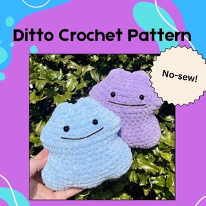 Könnte beinhalten: Zwei gehäkelte Ditto-Pokémon-Plüschtiere, eines hellblau und eines lila, mit schwarzen Augen und einem lächelnden Mund. Die Plüschtiere sitzen auf einem Bett aus grünen Blättern. Der Text "No-sew!" befindet sich in einer Sternform in der oberen rechten Ecke des Bildes.