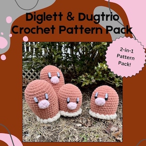 Może przedstawiać: Zestaw wzorów na szydełku do robienia pluszaków Diglett i Dugtrio. Zestaw wzorów zawiera instrukcje do robienia obu postaci Pokemonów. Obraz przedstawia trzy pluszaki szydełkowe, dwa Diglett i jednego Dugtrio, w naturalnym otoczeniu.