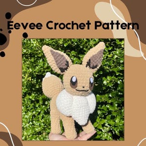 Könnte beinhalten: Gehäkeltes Eevee-Plüschtier aus beigem, braunem und weißem Garn. Das Plüschtier hat große Ohren, einen flauschigen weißen Kragen und einen kleinen Schwanz. Der Text "Eevee Crochet Pattern" steht über dem Plüschtier.