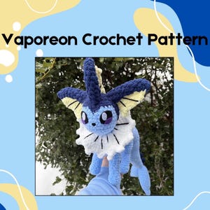Könnte beinhalten: Handgehäkeltes Vaporeon-Plüschtier in Blau-, Weiß- und Gelbtönen. Das Plüschtier hat große Augen, einen Rüschenkragen und lange, fließende Flossen. Der Text "Vaporeon Crochet Pattern" wird oben im Bild angezeigt.