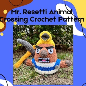 Puede incluir: Mr. Resetti de ganchillo de Animal Crossing, con un sombrero amarillo y gris, una cara marrón y una camisa a rayas azules y blancas. El personaje sostiene un pico gris y amarillo. El texto "Mr. Resetti Animal Crossing Crochet Pattern" está en la parte superior.