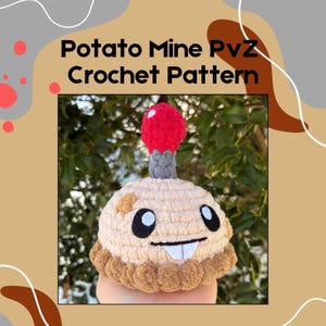 Peut inclure: Un jouet de la Mine de Pommes de Terre crochetée de Plants vs. Zombies. La peluche est beige avec une base marron et un dessus rouge. Le texte "Potato Mine PvZ Crochet Pattern" est affiché.