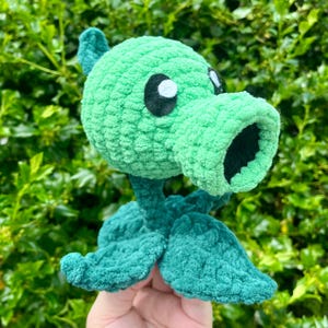 Peluche fatto a mano all&#39;uncinetto di Plants vs Zombies con la sparasemi
