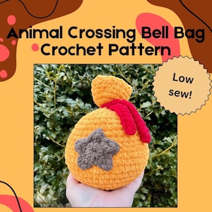 Puede incluir: Bolsa de campana Animal Crossing de crochet en naranja con una estrella marrón y una cinta roja. La bolsa se sostiene en una mano contra un fondo de follaje verde. El texto "Low sew!" está en forma de estrella en la esquina superior derecha.