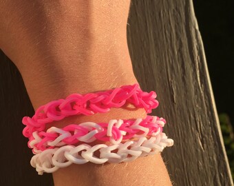 Juego de pulseras de goma rosa y blanca.