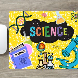 Pode incluir: Um mousepad amarelo com tema de ciência. O mousepad apresenta a palavra "SCIENCE" em letras coloridas contra uma nuvem preta. Ilustrações de um microscópio, béqueres, uma cadeia de DNA e um livro também estão presentes.