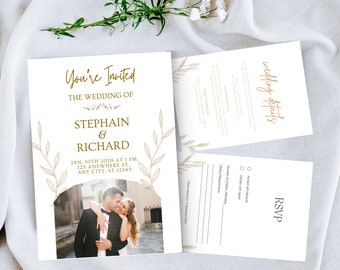 Puede incluir: Una invitación de boda con un esquema de color dorado y blanco. La invitación presenta una foto de una pareja, un diseño floral y el texto "You're Invited" y "The Wedding of Stephani & Richard". La invitación también incluye la fecha y la hora de la boda, así como la ubicación.