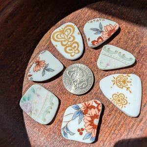 Zabytkowa, zaokrąglona, połamana porcelana z motywem kwiatowym | Mozaika / Wyrób biżuterii | Kaboszony | 7 sztuk | Niedopasowane naczynia