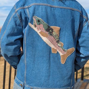 Recyclé | Veste en jean vintage pour adulte avec ceinture pare-soleil et truite arc-en-ciel en patchwork