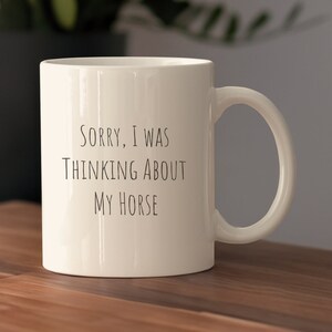 Taza con cita divertida para entusiastas de los caballos, taza de café con pensamientos sobre mi caballo, regalo para amantes de los caballos, taza de cerámica para amantes de los caballos, regalo para dueños de caballos
