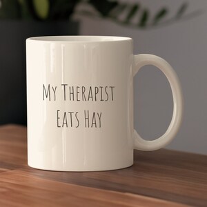 Taza de cerámica divertida para amantes de los caballos, taza de café con cita de dueño de caballo &quot;Mi terapeuta come heno&quot;, regalo para dueño de caballo, regalo para amante de los caballos, entusiasta de los caballos