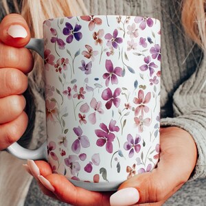 Paarse mok aquarel bloemen, koffiemok mooi bloemenpatroon, keramische mok mooie wilde bloemen, boho cottagecore tuinliefhebber cadeau