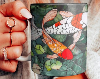 Bellissima tazza da caffè con laghetto Koi, tazza da tè con pesci Koi acquerellati, regalo per gli amanti delle Koi, tazza giapponese con Koi, tazza in finto vetro colorato con Koi, scegli il tuo design