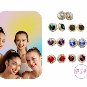 Può includere: Assortimento di orecchini di cristallo colorati con montature dorate. Gli orecchini presentano vari colori, tra cui verde, blu, viola e rosso. Gli orecchini sono esposti su uno sfondo bianco con il testo "GO GIRL!" in nero.