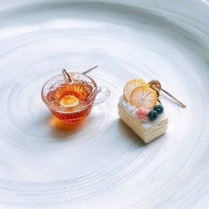 Pendientes de pastel de limón y taza de té: joyería artesanal de resina y arcilla con temática de postres.