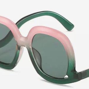 Rosa und Grüne Sonnenbrille