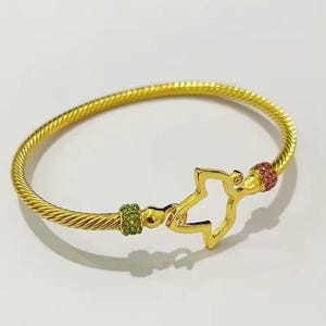 Roze en groene kristallen klimoparmband: op Alpha Kappa Alpha geïnspireerd