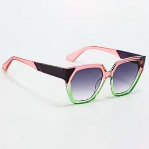 Rosa und Grüne Sonnenbrille