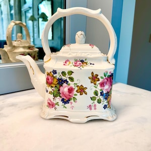 Crown Dorset Staffordshire England Roses Designed Teapot
