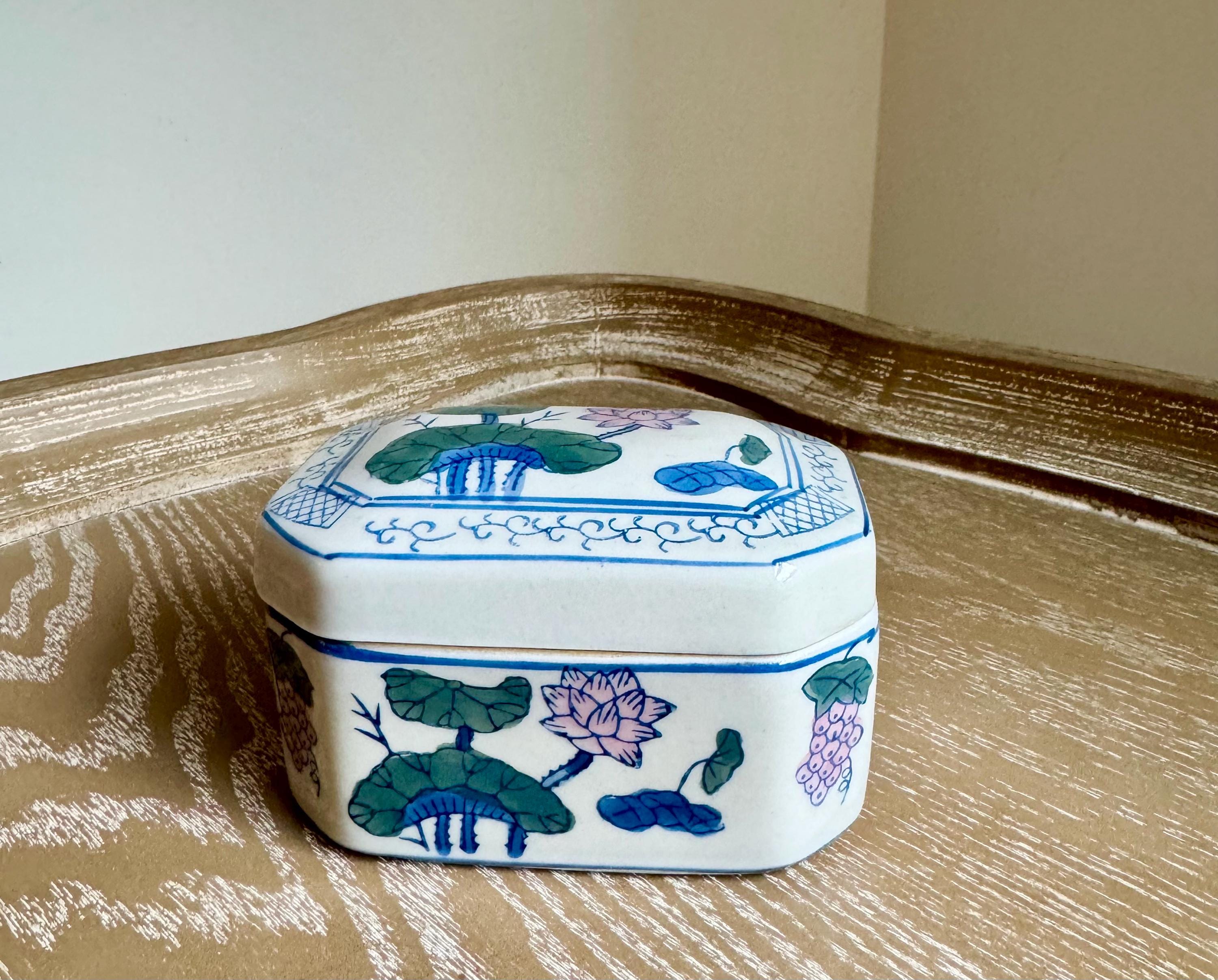 Small Porcelain Chinoiserie Trinket Box