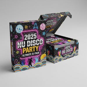 Può includere: Un cofanetto nero con la scritta "2025 NU DISCO PARTY - ULTIMATE DJ PACK" in rosa neon e giallo. La scatola presenta sfere da discoteca, stelle e sagome di persone che ballano. La scatola aperta rivela una pila di dischi.