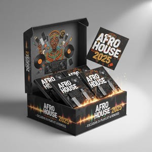 Könnte beinhalten: Ein schwarzes Box-Set mit der Aufschrift "AFRO HOUSE 2025" und einer Illustration eines DJ-Setups. Das Set enthält mehrere CD-Hüllen und eine Werbekarte. Auf der Box steht "EXCLUSIVE DJ PLAYLIST & REMIXES".