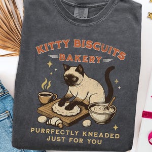 Siamese Cat Bakery Shirt, Cozy Coffee Cat Tee, Daily Kneads With Warm Brews, Funny Cat Mom Gift, Vintage Cat Lover Tee, Autumn Cafe Shirt