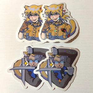 Puede incluir: Cuatro pegatinas con personajes de dibujos animados con orejas de gato. Dos pegatinas muestran a una mujer con cabello rubio que lleva un uniforme amarillo y marr&oacute;n con el texto "Nurse Kitty" en la manga. Las otras dos pegatinas muestran a un hombre con cabello gris que lleva un traje azul y gris con una espada y el texto "Nurse Kitty" en la manga.