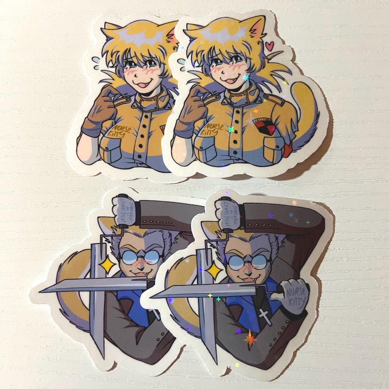 Puede incluir: Cuatro pegatinas con personajes de dibujos animados con orejas de gato. Dos pegatinas muestran a una mujer con cabello rubio que lleva un uniforme amarillo y marr&oacute;n con el texto "Nurse Kitty" en la manga. Las otras dos pegatinas muestran a un hombre con cabello gris que lleva un traje azul y gris con una espada y el texto "Nurse Kitty" en la manga.