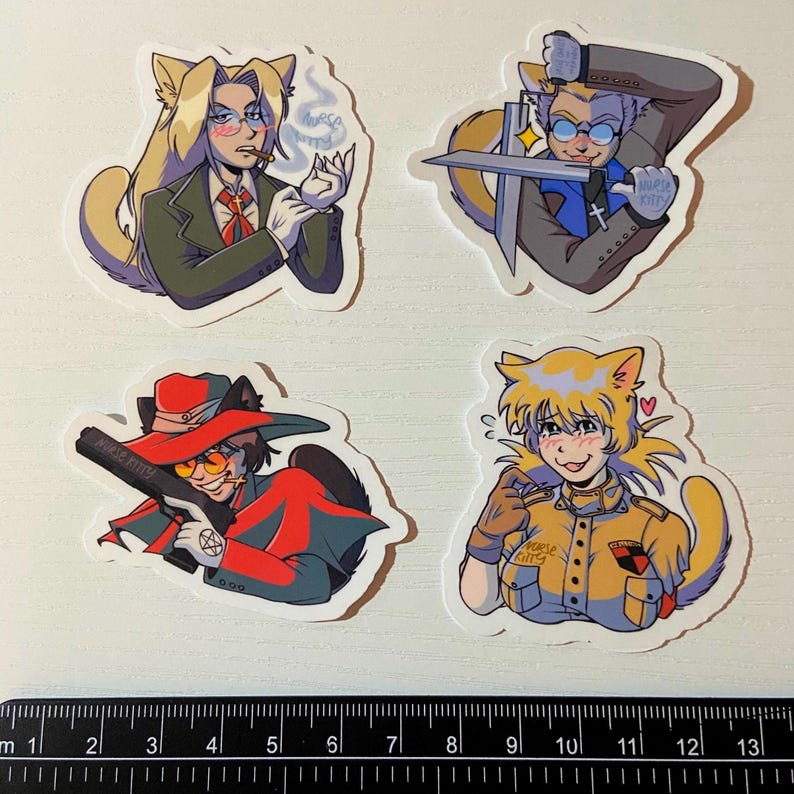 Puede incluir: Cuatro pegatinas coloridas con personajes de estilo anime con orejas de gato. Los personajes llevan diferentes atuendos y accesorios, incluyendo un sombrero rojo, una chaqueta amarilla, un traje azul y un traje verde. Las pegatinas tienen el texto "Muse Kitty" en ellas.