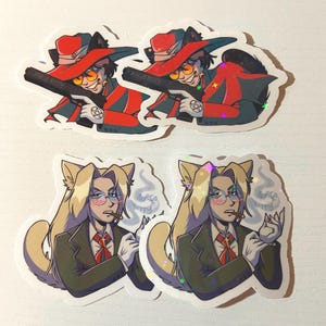 Puede incluir: Cuatro pegatinas hologr&aacute;ficas con personajes de anime. Dos pegatinas muestran un personaje con cabello rojo, un sombrero rojo y una pistola. Las otras dos pegatinas muestran un personaje con cabello largo rubio, orejas de gato y un cigarrillo. El texto "Muse Kitty" es visible en cada pegatina.