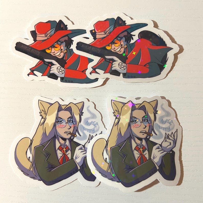 Puede incluir: Cuatro pegatinas hologr&aacute;ficas con personajes de anime. Dos pegatinas muestran un personaje con cabello rojo, un sombrero rojo y una pistola. Las otras dos pegatinas muestran un personaje con cabello largo rubio, orejas de gato y un cigarrillo. El texto "Muse Kitty" es visible en cada pegatina.