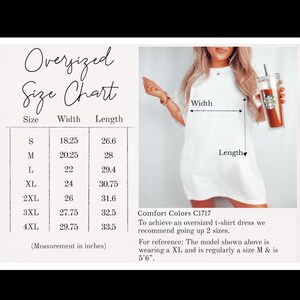 Pu&ograve; includere: Tabella delle taglie per un abito t-shirt oversize. La tabella mostra la larghezza e la lunghezza in pollici per le taglie dalla S alla 4XL. La tabella include anche una nota sulla necessit&agrave; di ordinare due taglie in pi&ugrave; per una vestibilit&agrave; oversize. La modella indossa una taglia XL e misura 1,68 m.