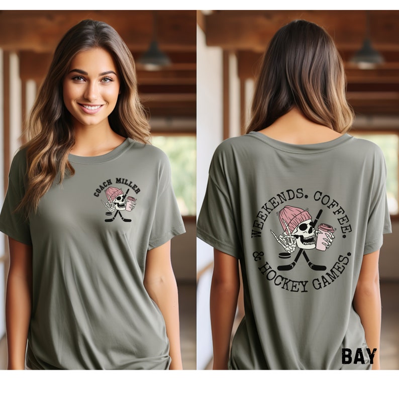 Pu&ograve; includere: Una maglietta verde con un teschio che indossa un berretto rosa e tiene una tazza di caff&egrave;. La parte anteriore della maglietta dice "Coach Miller". La parte posteriore della maglietta dice "Weekends, Coffee & Hockey Games."