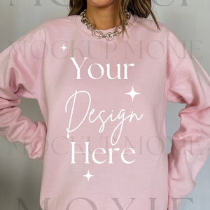 Gildan 18000 Sweatshirt Mockup, Light Pink Sweatshirt Mockup, Light Pink Mock, Light Pink Sweatshirt, Sweatshirt Model Mockup, Style Mockup