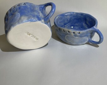 Puede incluir: Dos tazas de cerámica azul con vetas blancas. Una taza dice "Cloud" y la otra dice "MASSCH".