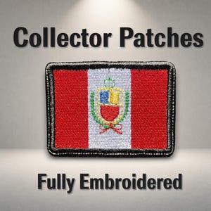 Op de afbeelding: Volledig geborduurde patch met de vlag van Peru. De rechthoekige patch heeft een rood-witte gestreepte achtergrond met een gedetailleerd embleem in het midden. De tekst "Collector Patches" en "Fully Embroidered" zijn zichtbaar.