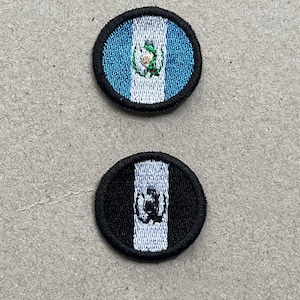Mini parche tematico a bandera de Guatemala, paquete de 2. Mini patch Guatemala flag theme, 2 pack.