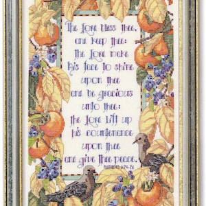 Op de afbeelding: Een ingelijst kruissteek borduurwerk met de tekst The Lord bless thee, and keep thee: The Lord make his face to shine upon thee and be gracious unto thee: The Lord lift up his countenance upon thee and give thee peace. Numbers 6:24-26.