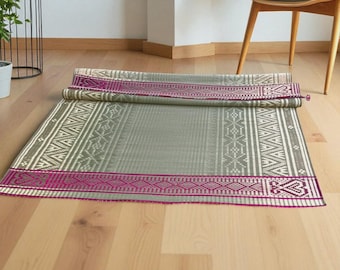 Tappeto in erba di canna fatto a mano: design etnico con bordo, ecologico.