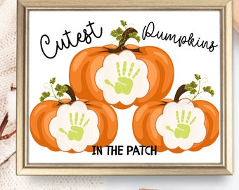 Pode incluir: Uma impressão de arte imprimível com o texto "Cutest Pumpkins in the Patch" e três abóboras laranja com contornos brancos e impressões de mãos verdes dentro.