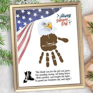 Artisanat d'art d'empreintes de main pour la Journée des anciens combattants | DIY carte signe patriotique poème cadeau souvenir vétéran | Footprint Art Craft souvenir Kids PreK Daycare Tout-petits
