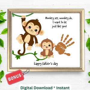Op de afbeelding: Een printbare vaderdagkaart met twee cartoon-apen op een wijnstok met een handafdruk op de achtergrond. De tekst luidt "Monkey see, monkey do, I want to be just like you!" en "happy father's day".