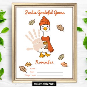 Peut inclure: Une affiche encadrée avec une oie de dessin animé portant un chapeau et une écharpe orange, tenant une tasse de café. Le texte "Just a Grateful Goose" et "November" sont affichés. Le corps de l'oie est une empreinte de main. Espace pour écrire nom, âge et ce que j'aime.