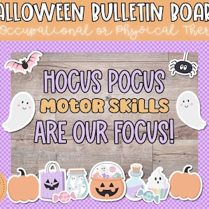 Op de afbeelding: Een paars en oranje Halloween-prikbord met de tekst "HOCUS POCUS MOTOR SKILLS ARE OUR FOCUS!" Het bord bevat een verscheidenheid aan Halloween-afbeeldingen, waaronder geesten, vleermuizen, spinnen en snoep.
