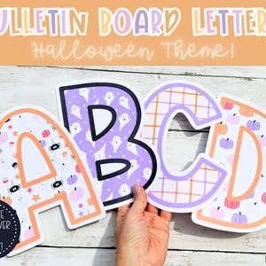 Può includere: Lettere per bacheca a tema Halloween. Sono mostrate le lettere A, B, C e D, ognuna con un motivo unico che include fantasmi, zucche e ragni. Le lettere sono delineate in arancione e nero. L'immagine include anche il testo "PDF FILE WITH OVER 200 PAGES!"